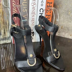 Gucci Leather T-Strap Sandals